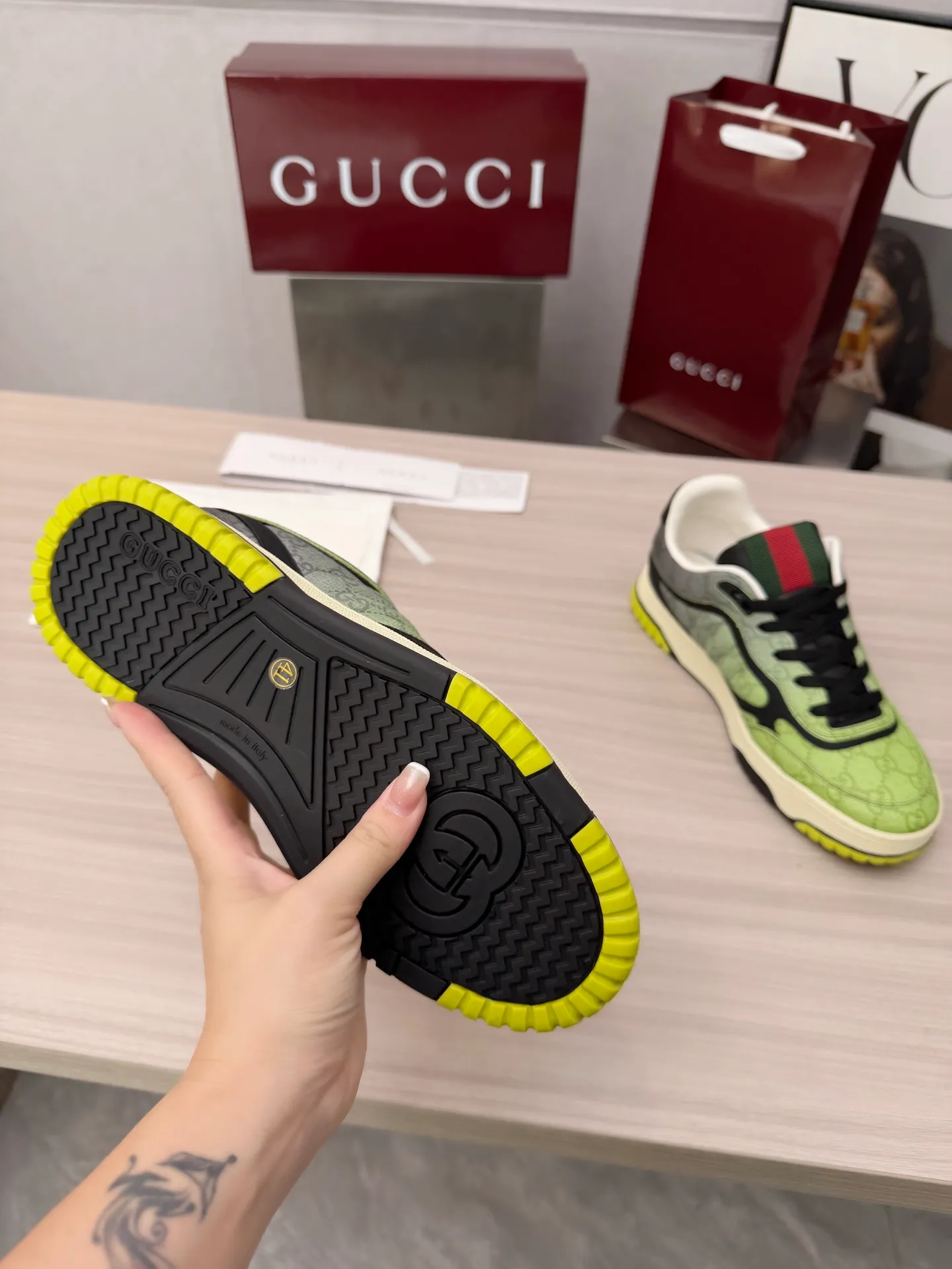 [G Home] P: 600💰 Men's Size: Men's 39-44 (45 custom-made) 🆕2025.GUCC Gucci original order quality The latest popular high and low top distressed couple sneakers series are shipped. Original purchase, development and production. This high and low top sneakers adopt a basketball-style silhouette design, cleverly integrated with hollow panels and distressed effects, showing unique ingenuity. The ingenuity incorporates brand logo details such as interlocking Double G styling accessories and Gucci lettering, a low-key tribute to the brand's design heritage. Exquisite packaging at the delivery counter 🛍📦 ▪️ Fabric: Original customized imported first-layer cowhide ▪️ Inner lining: Imported first-layer cowhide ▪️ Sole: Original molded two-color TPU sole ▪️ Sole thickness: 3cm